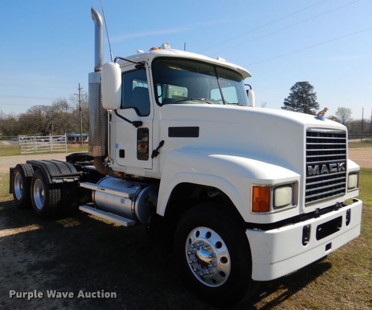 image for item KP9232 2005 Mack CHN613  semi truck