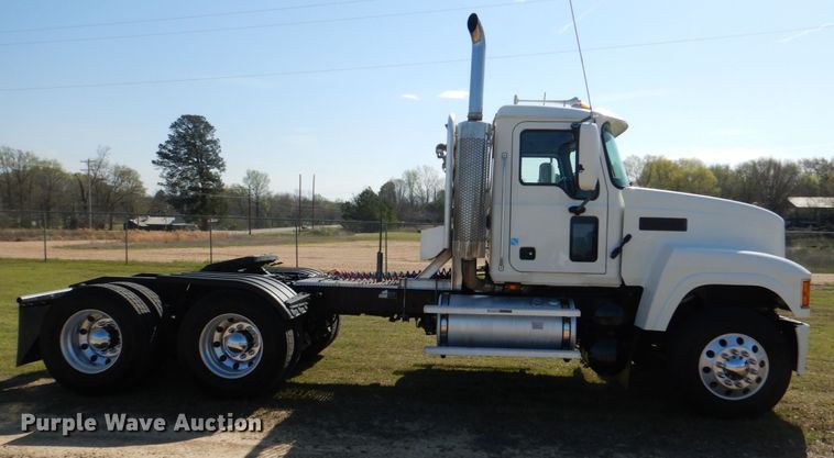 image for item KP9232 2005 Mack CHN613  semi truck