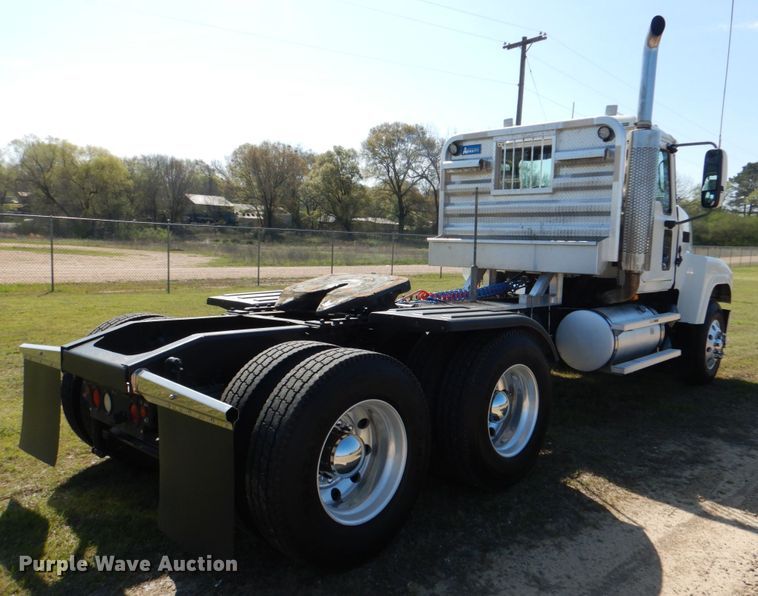 image for item KP9232 2005 Mack CHN613  semi truck