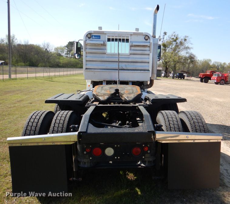 image for item KP9232 2005 Mack CHN613  semi truck