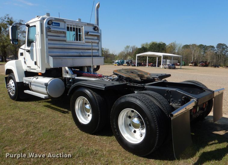 image for item KP9232 2005 Mack CHN613  semi truck
