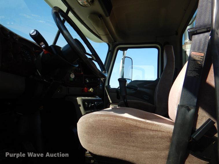 image for item KP9232 2005 Mack CHN613  semi truck