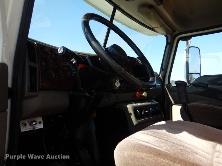 image for item KP9232 2005 Mack CHN613  semi truck