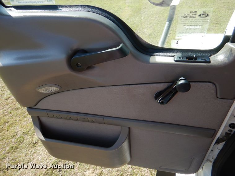 image for item KP9232 2005 Mack CHN613  semi truck