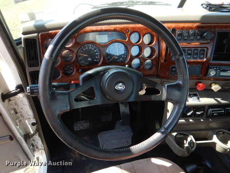 image for item KP9232 2005 Mack CHN613  semi truck