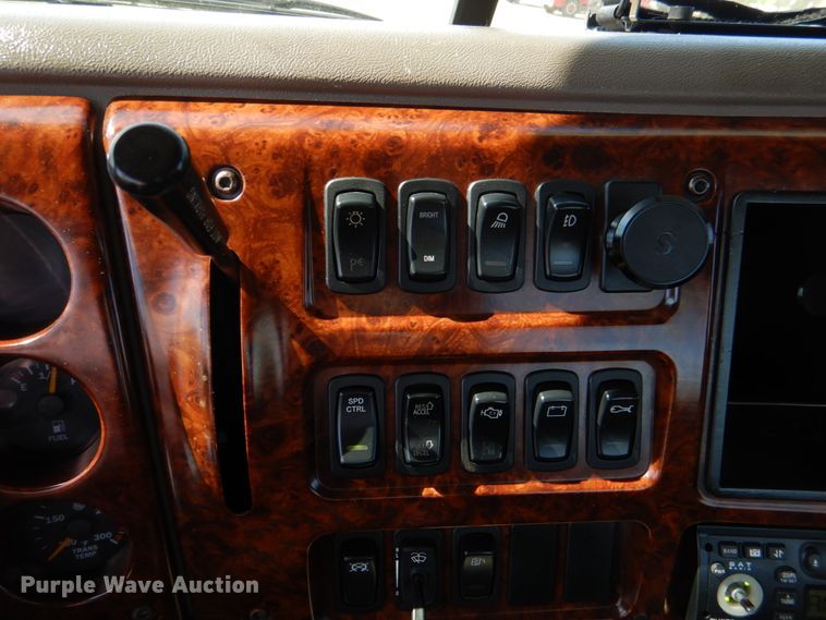 image for item KP9232 2005 Mack CHN613  semi truck