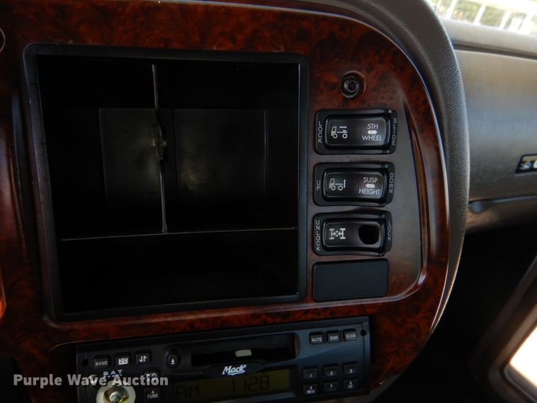 image for item KP9232 2005 Mack CHN613  semi truck