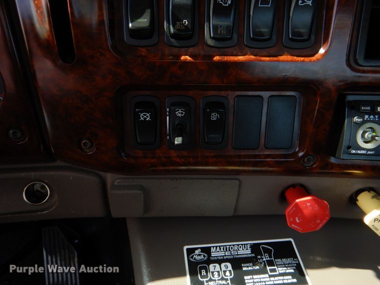 image for item KP9232 2005 Mack CHN613  semi truck