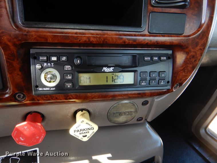 image for item KP9232 2005 Mack CHN613  semi truck