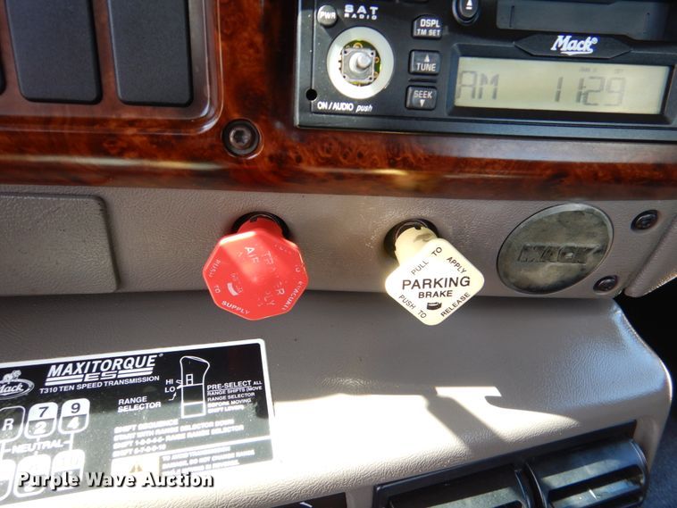image for item KP9232 2005 Mack CHN613  semi truck