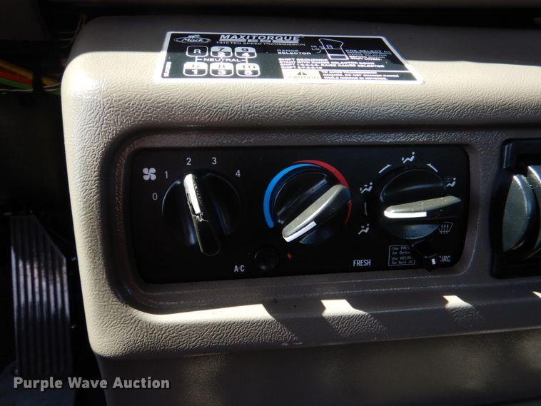 image for item KP9232 2005 Mack CHN613  semi truck