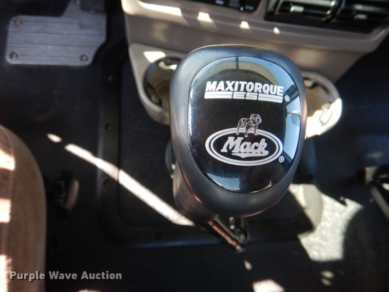 image for item KP9232 2005 Mack CHN613  semi truck