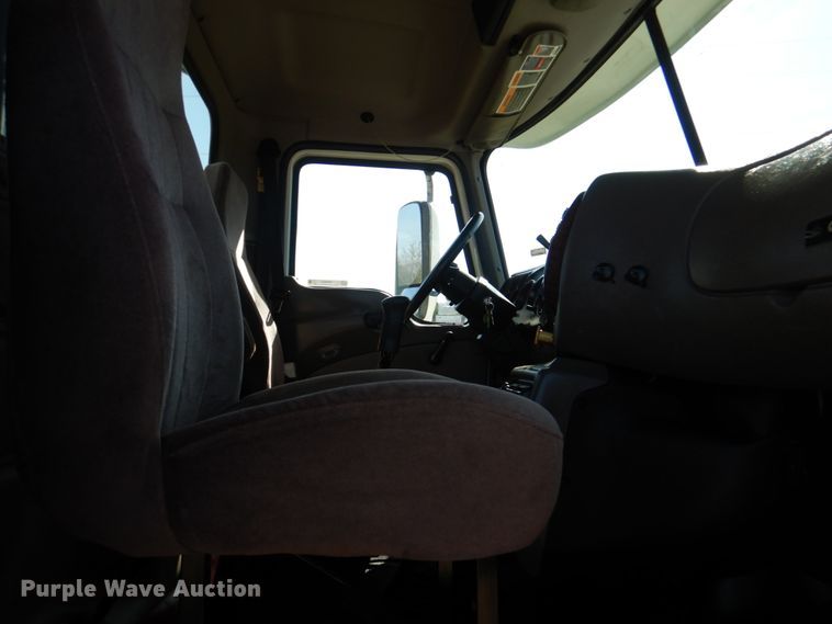 image for item KP9232 2005 Mack CHN613  semi truck