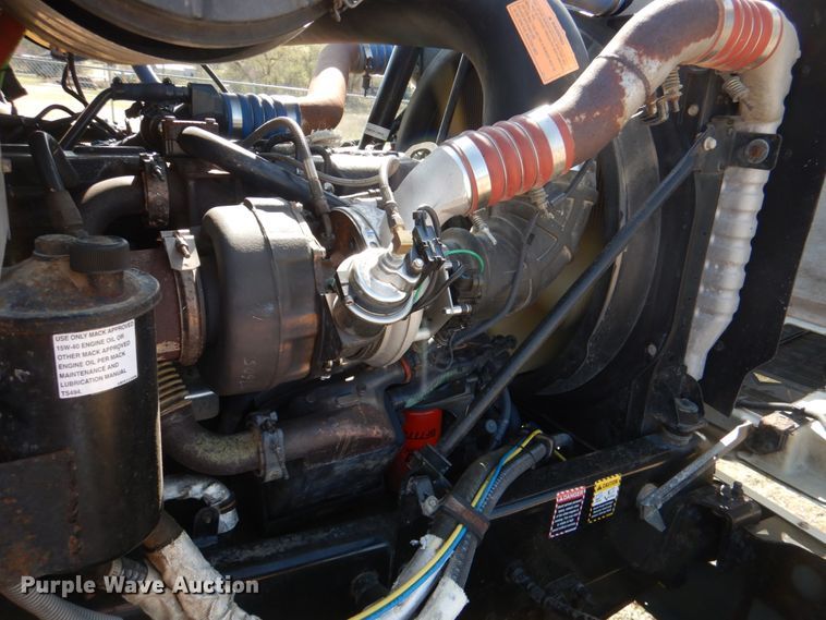 image for item KP9232 2005 Mack CHN613  semi truck