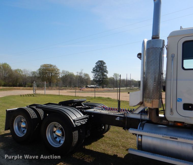 image for item KP9232 2005 Mack CHN613  semi truck