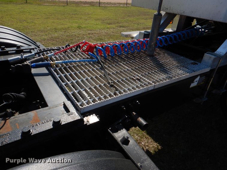 image for item KP9232 2005 Mack CHN613  semi truck