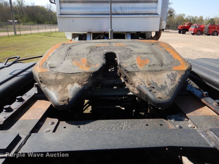 image for item KP9232 2005 Mack CHN613  semi truck