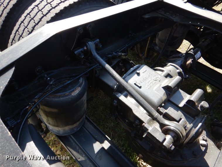 image for item KP9232 2005 Mack CHN613  semi truck