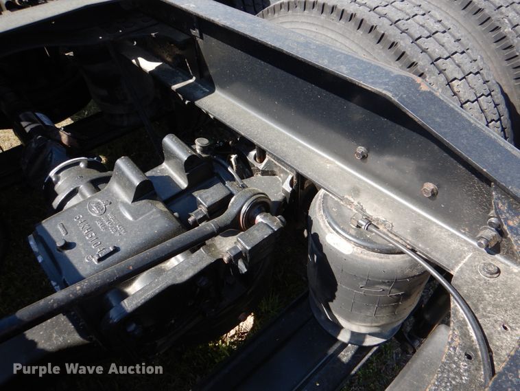 image for item KP9232 2005 Mack CHN613  semi truck