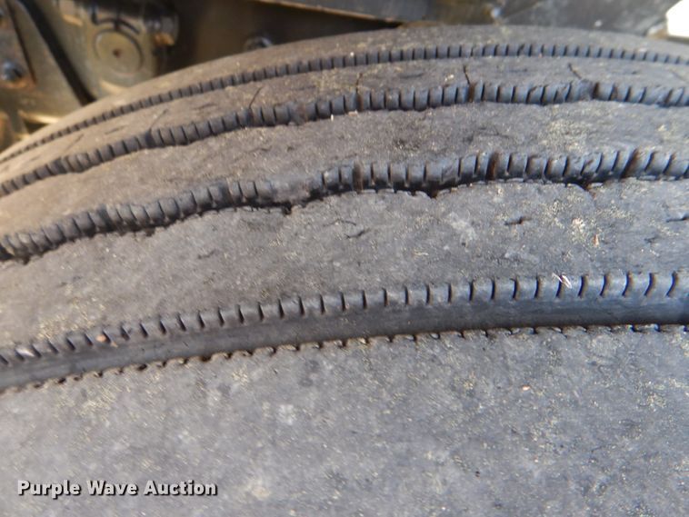 image for item KP9232 2005 Mack CHN613  semi truck