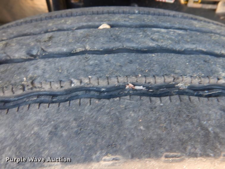 image for item KP9232 2005 Mack CHN613  semi truck