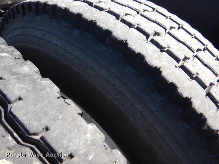 image for item KP9232 2005 Mack CHN613  semi truck