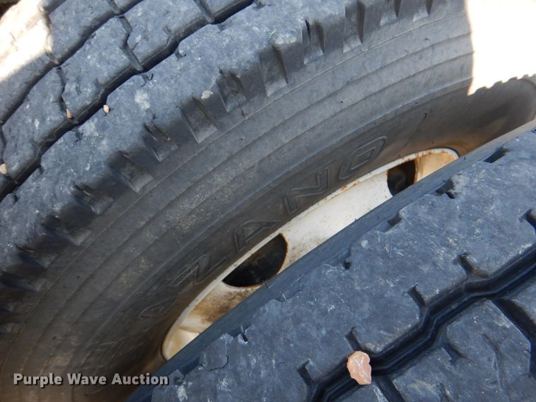 image for item KP9232 2005 Mack CHN613  semi truck