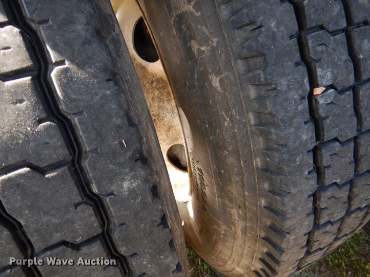 image for item KP9232 2005 Mack CHN613  semi truck