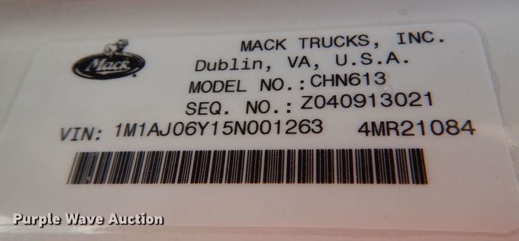 image for item KP9232 2005 Mack CHN613  semi truck