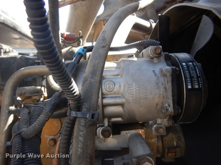 image for item KU9677 2005 International 9900i  flatbed truck