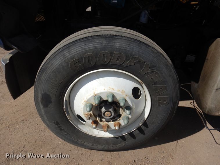 image for item KU9677 2005 International 9900i  flatbed truck