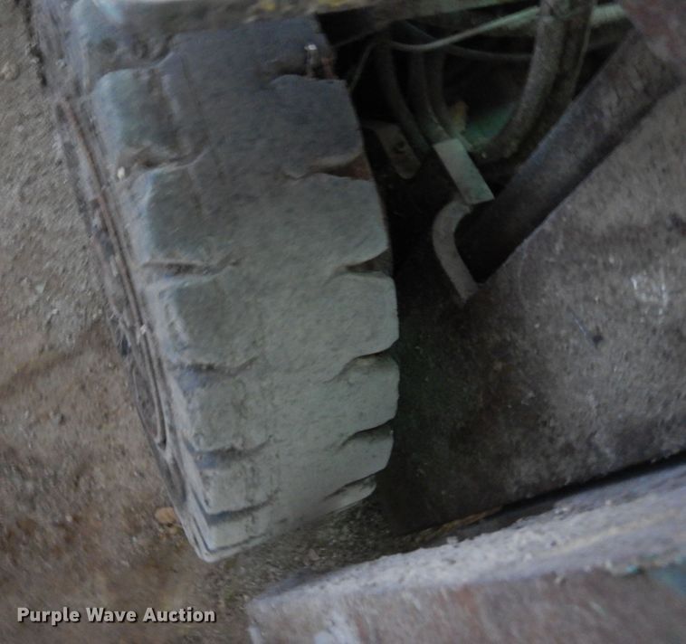 image for item DK8272 Komatsu FG25T-12  forklift