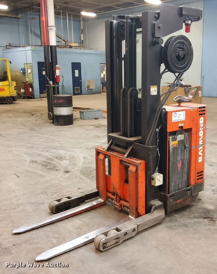 Raymond 20R30TT order picker in Wamego, KS Item DR0894 sold Purple Wave