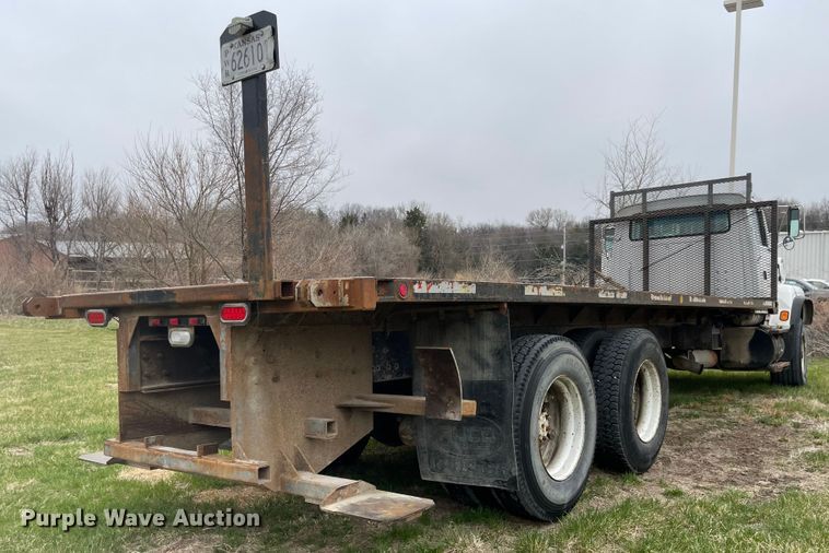 image for item FV9436 1997 Ford LTLS9000  flatbed truck