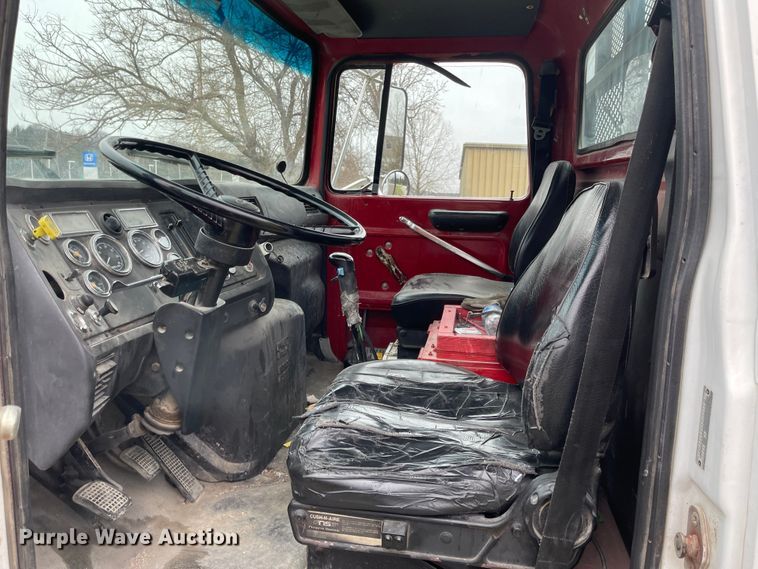 image for item FV9436 1997 Ford LTLS9000  flatbed truck