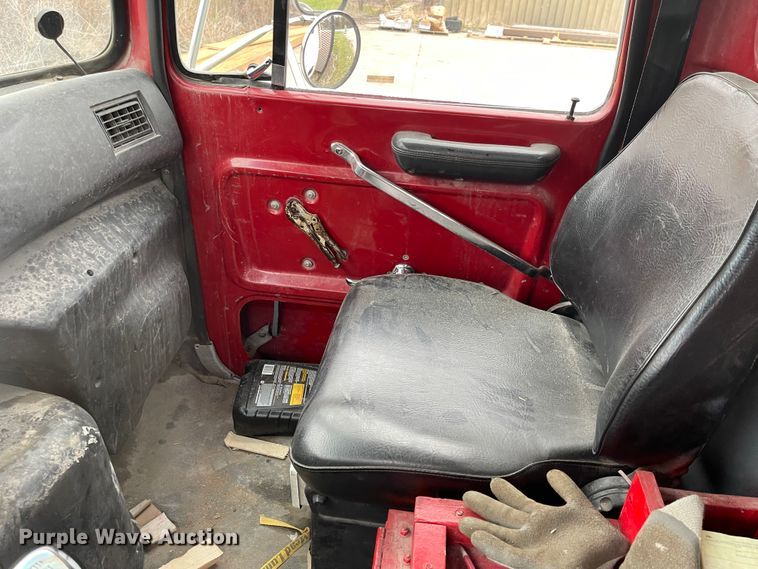 image for item FV9436 1997 Ford LTLS9000  flatbed truck