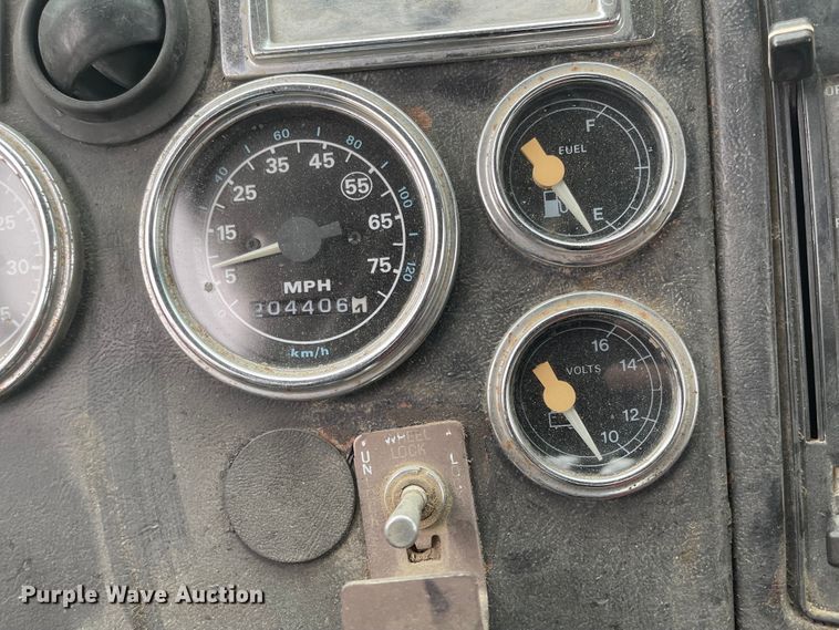 image for item FV9436 1997 Ford LTLS9000  flatbed truck