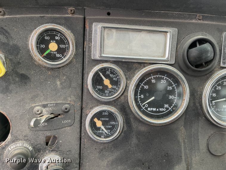 image for item FV9436 1997 Ford LTLS9000  flatbed truck