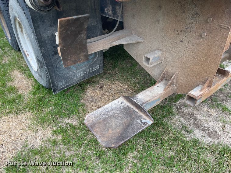 image for item FV9436 1997 Ford LTLS9000  flatbed truck