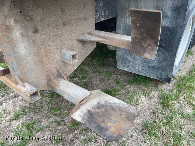 image for item FV9436 1997 Ford LTLS9000  flatbed truck