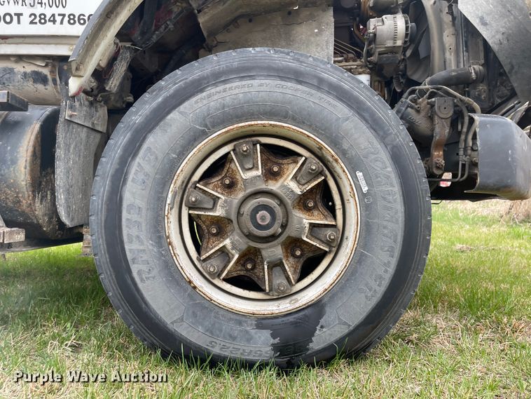 image for item FV9436 1997 Ford LTLS9000  flatbed truck