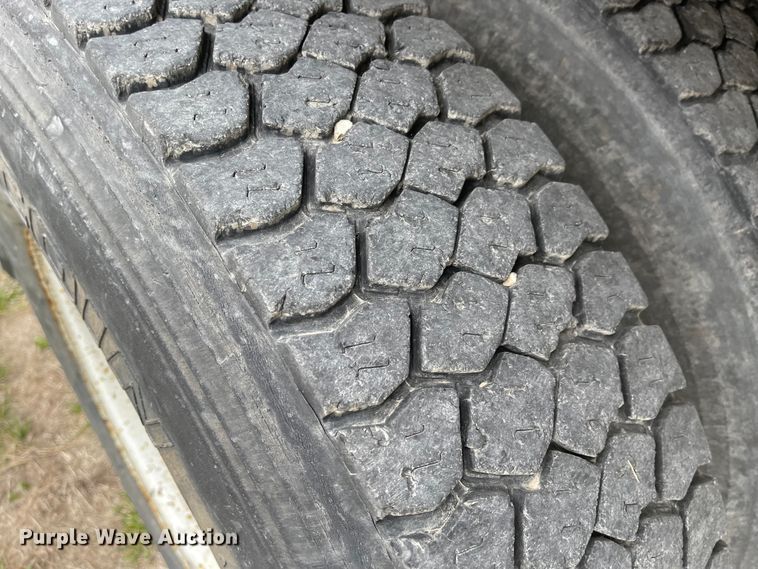 image for item FV9436 1997 Ford LTLS9000  flatbed truck