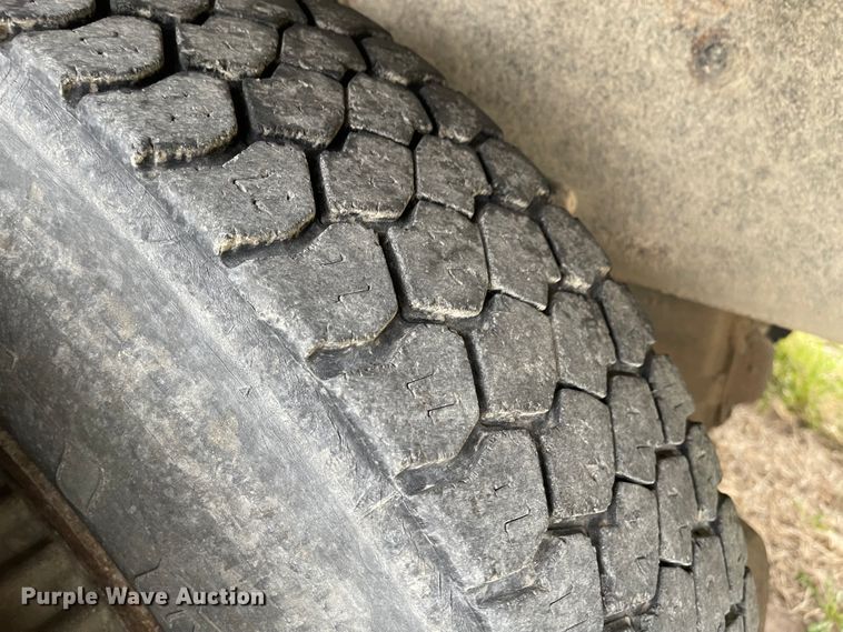 image for item FV9436 1997 Ford LTLS9000  flatbed truck