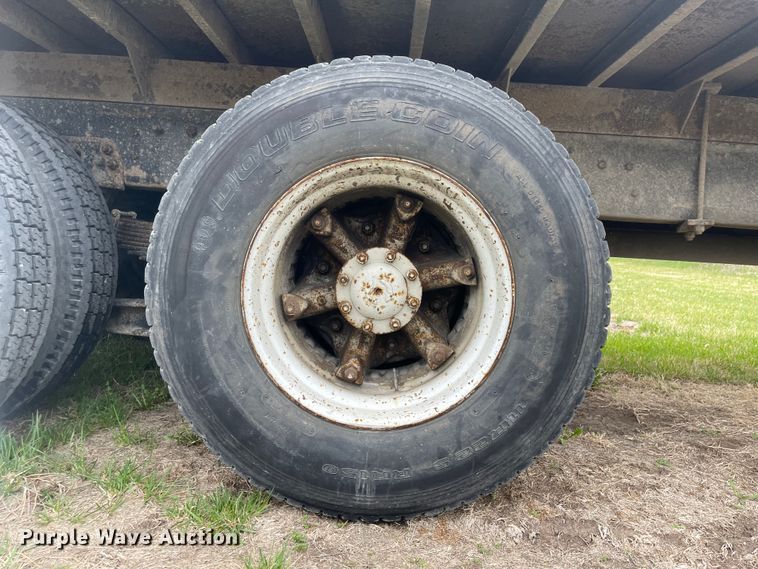 image for item FV9436 1997 Ford LTLS9000  flatbed truck