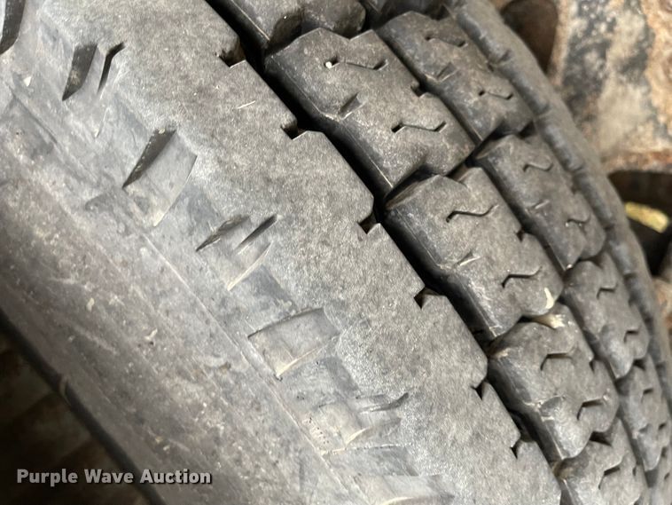 image for item FV9436 1997 Ford LTLS9000  flatbed truck