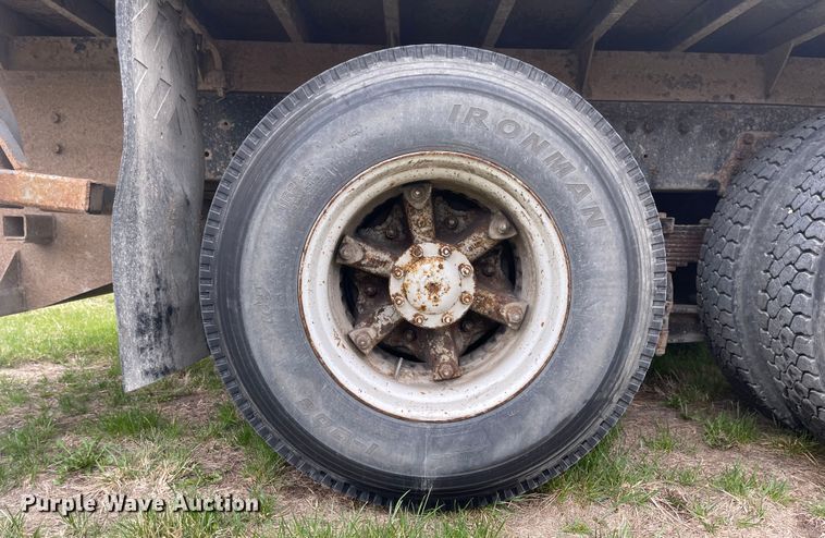 image for item FV9436 1997 Ford LTLS9000  flatbed truck