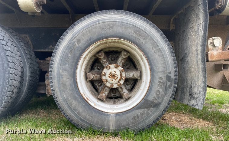 image for item FV9436 1997 Ford LTLS9000  flatbed truck