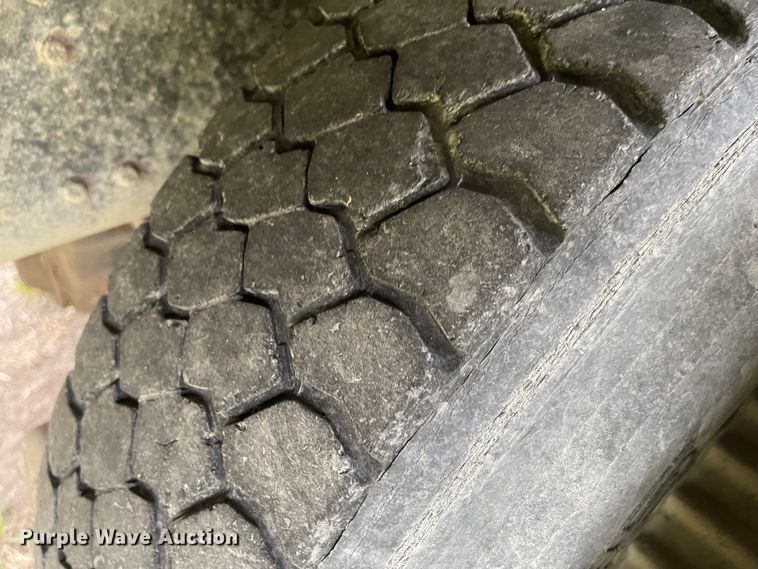 image for item FV9436 1997 Ford LTLS9000  flatbed truck