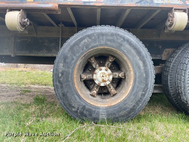 image for item FV9436 1997 Ford LTLS9000  flatbed truck