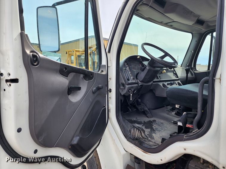 image for item GL9025 2004 Freightliner Business Class M2  box truck